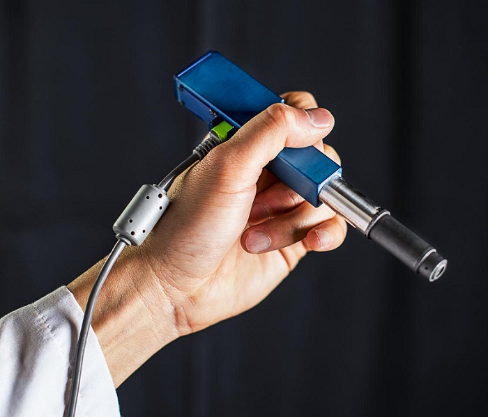 University of Washington mechanical engineers and collaborators have developed a handheld microscope to help doctors and dentists distinguish between healthy and cancerous cells in an office setting or operating room.  Credit: Dennis Wise/University of Washington. 